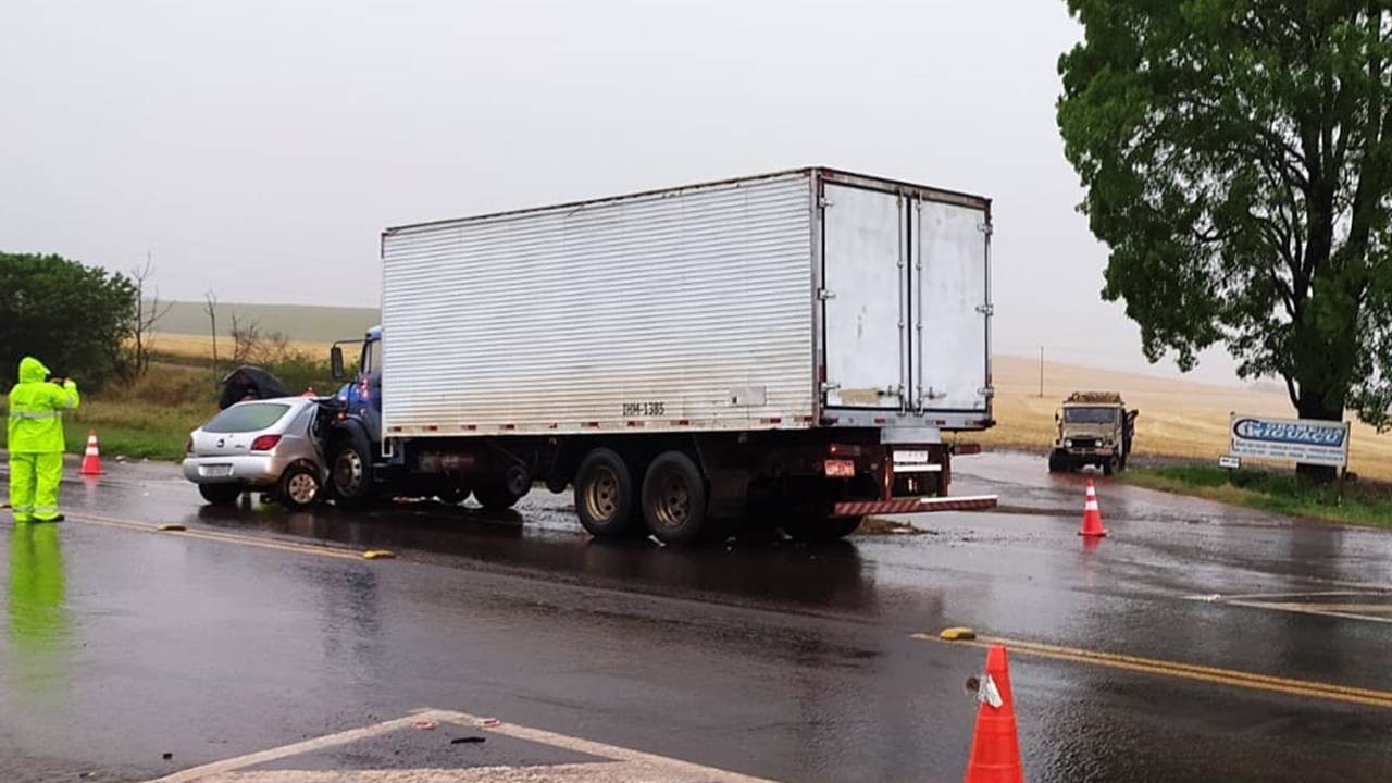 Duas pessoas morrem e uma criança fica em estado grave em acidente na BR-369 em Cascavel