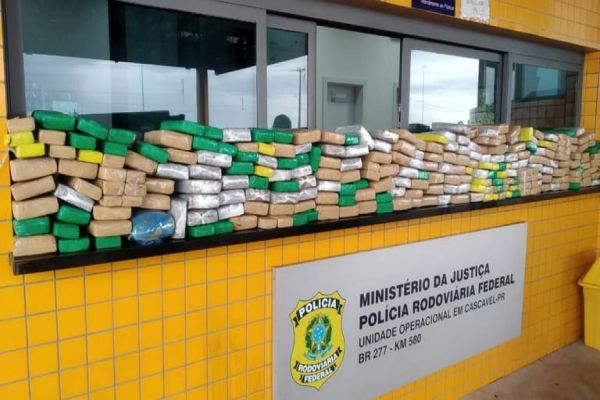 Imagem referente a notícia: PRF apreende maconha transportada em carro falso de empresa de telefonia em Cascavel