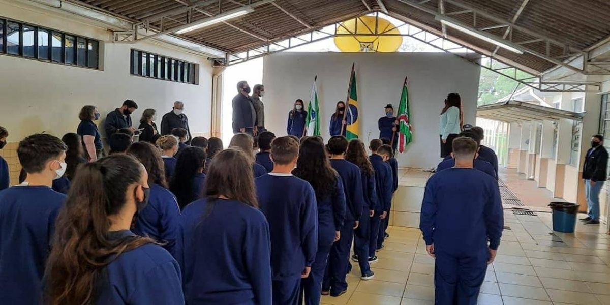 NRE Cascavel acompanha entrega dos uniformes aos estudantes dos Colégios Estaduais Cívico-Militares
