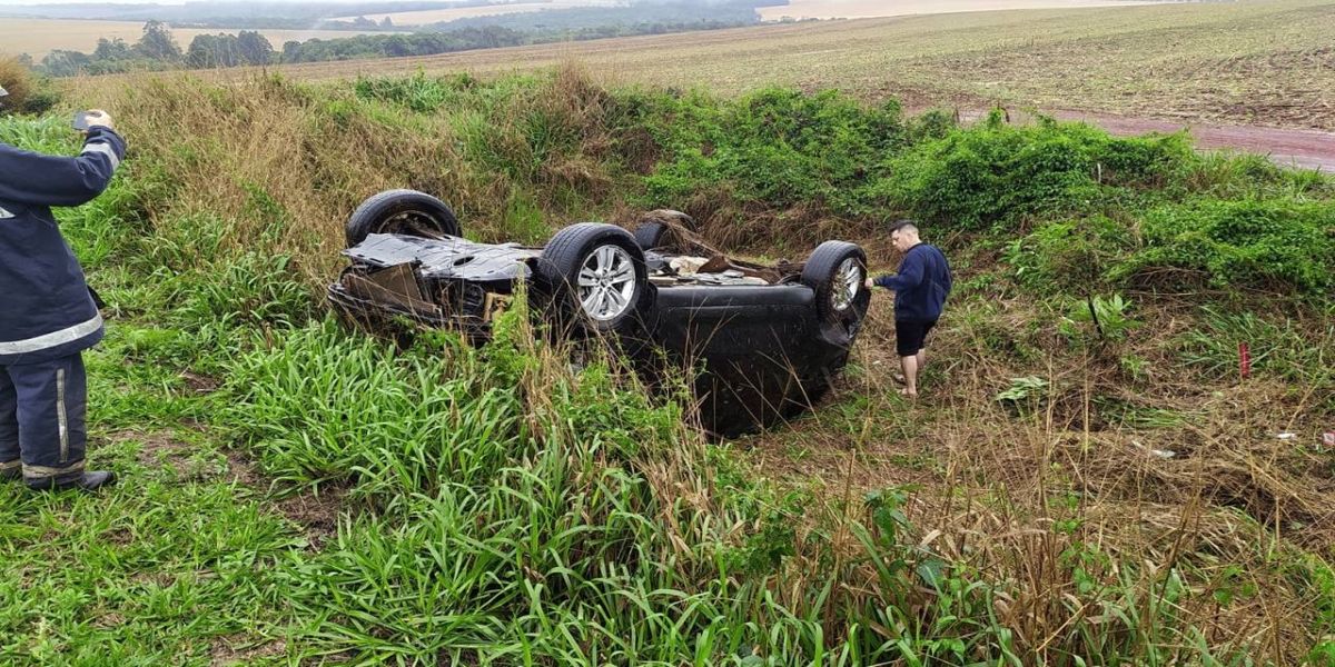 Quatro pessoas ficam feridas após capotamento na BR-369 em Cascavel