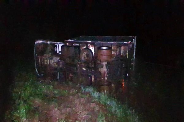 Caminhão carregado com pintinhos tomba na BR-467 no Contorno Oeste em Cascavel