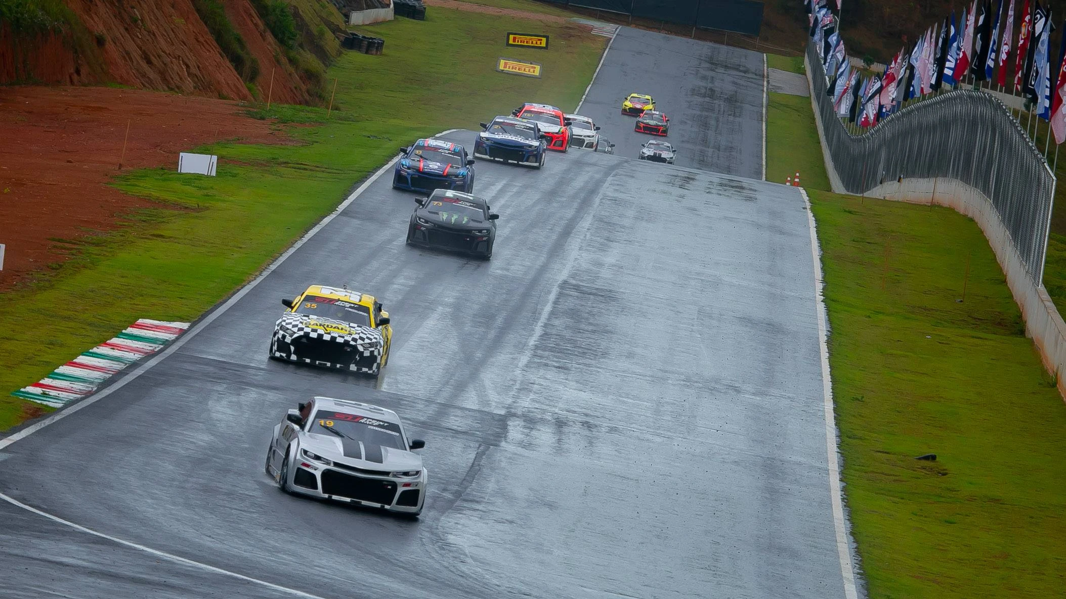 Foto relacionada a notícia: Na chuva, Nathan Brito vence a primeira corrida da GT Sprint Race