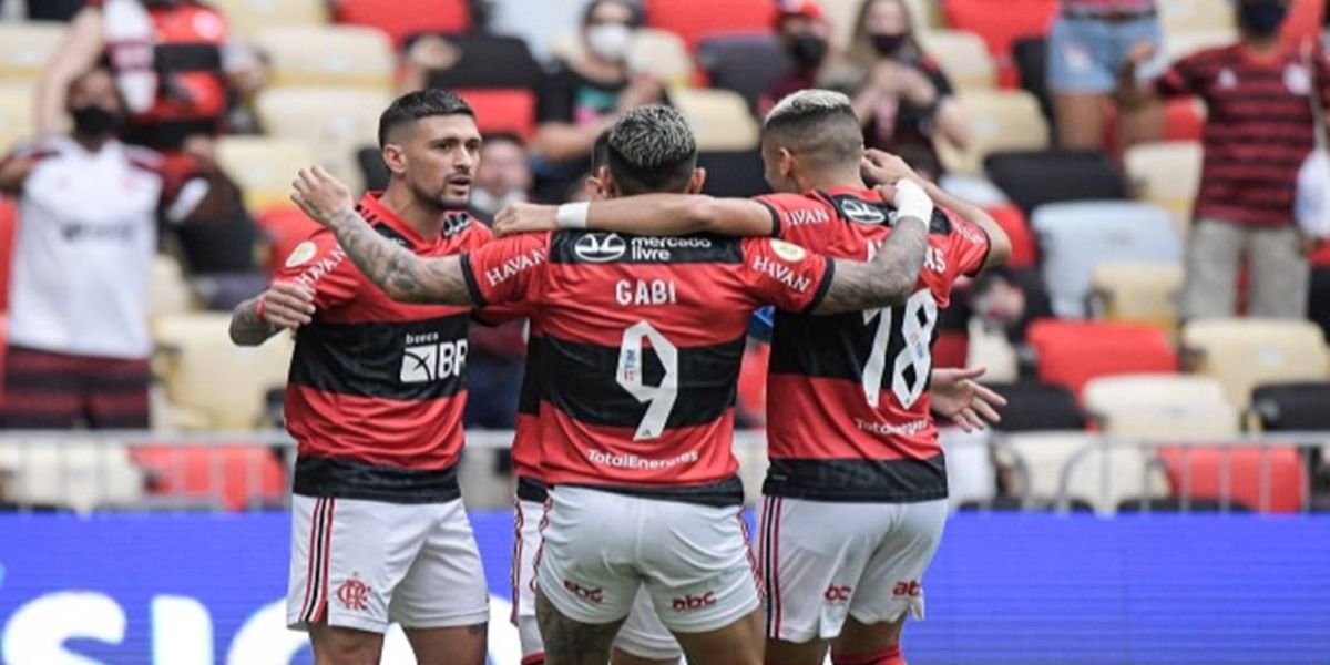 Flamengo atropela Athletico-PR no Maracanã e sobe no G4 do Brasileiro