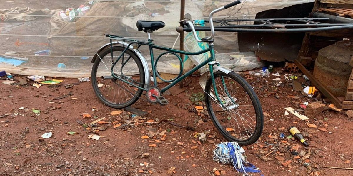 Homem fica ferido após colisão entre carro e bicicleta na Rua Portugal