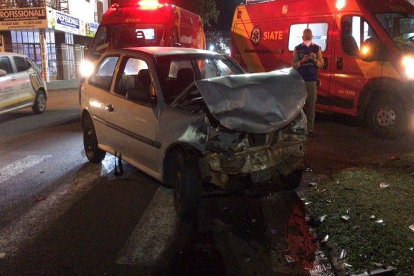 Forte colisão de trânsito é registrada na Avenida Brasil no Bairro Coqueiral