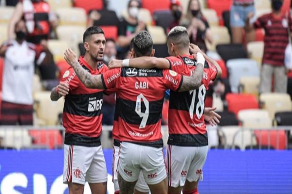 Flamengo atropela Athletico-PR no Maracanã e sobe no G4 do Brasileiro