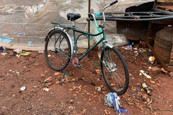 Imagem referente a notícia: Homem fica ferido após colisão entre carro e bicicleta na Rua Portugal