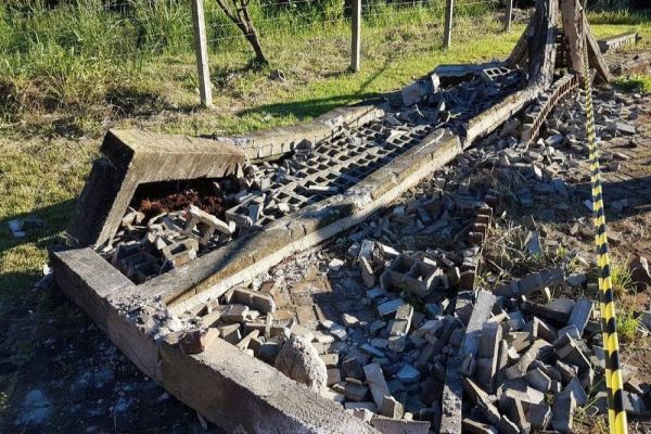 Muro cai e mata criança de nove anos em praça de Cascavel