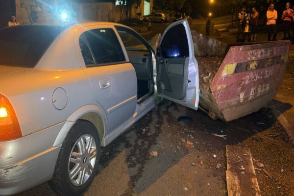 Imagem referente a notícia: Idoso sofre luxação na clavícula após forte colisão de carro contra caçamba de entulhos em Cascavel