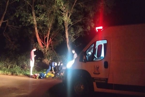 Ao tentar desviar de cachorro, motociclista sofre queda de moto na PR-484