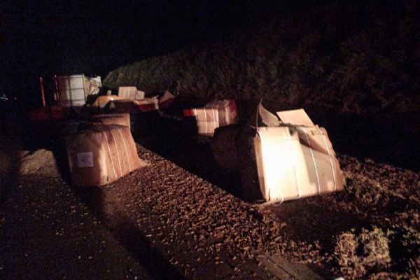 Caminhão tomba na BR-163 em Santa Tereza do Oeste