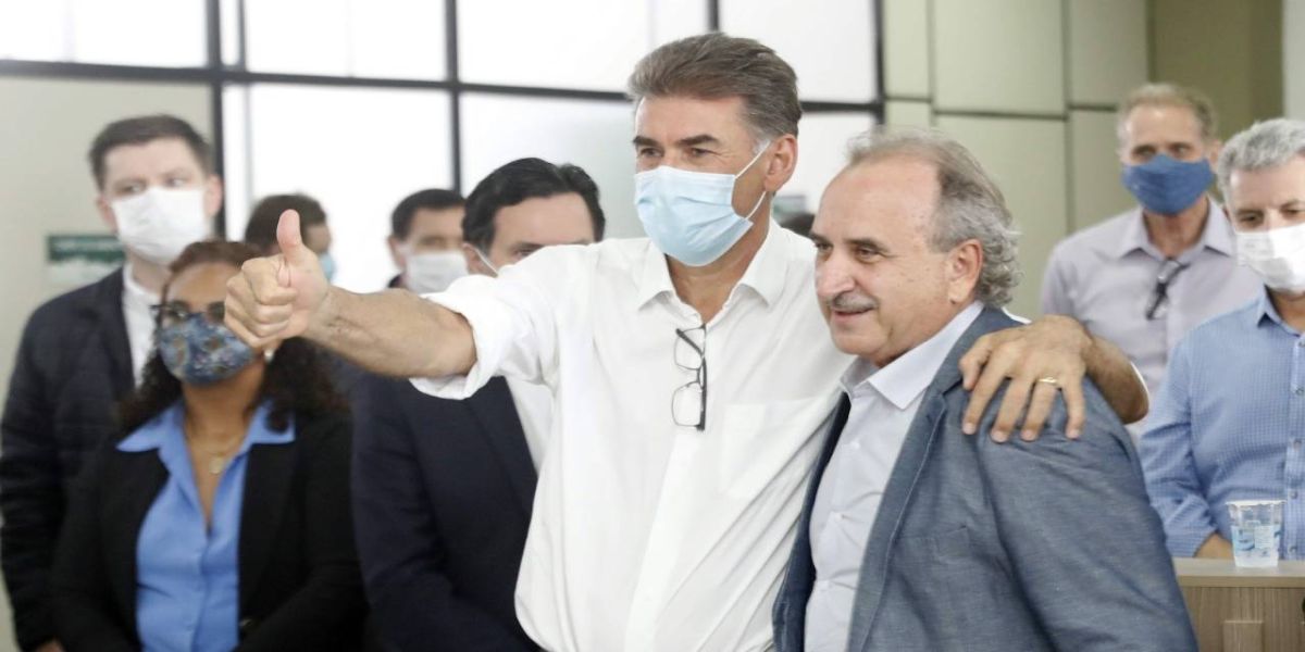 Paranhos transmite cargo e Renato Silva assume como prefeito interino