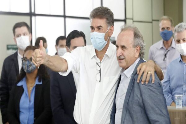 Paranhos transmite cargo e Renato Silva assume como prefeito interino