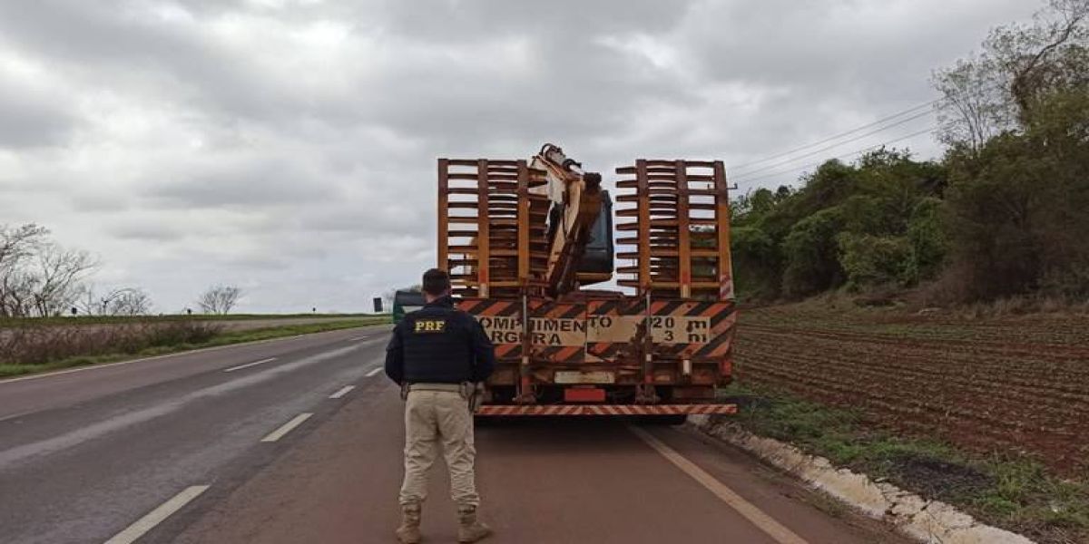 PRF impede transporte de escavadeira de 19 toneladas na BR-163 em Toledo