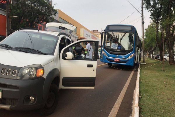 Imagem referente a notícia: Homem é atropelado por ônibus na Avenida Brasil no centro de Cascavel