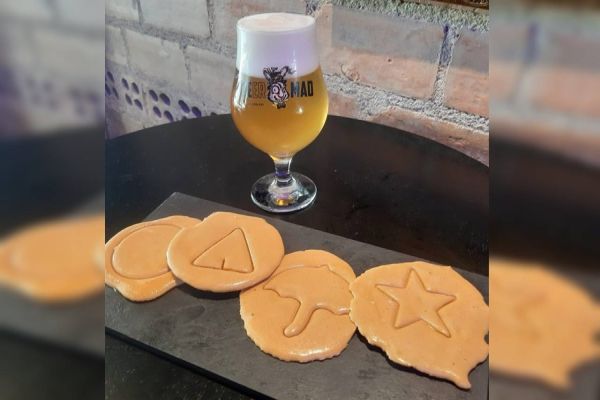 Bar de Curitiba dá cerveja para quem recortar o biscoito de Round 6