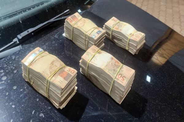 PRF apreende homem com mais de R$100 mil não declarados na BR-369 em Corbélia