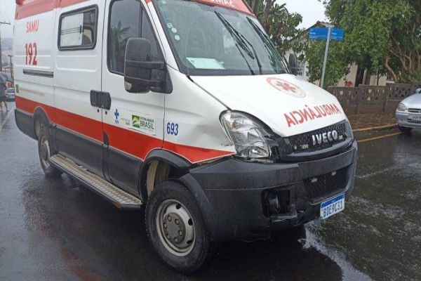 Imagem referente a notícia: Motorista do SAMU é demitido ao bater ambulância indo salvar bebê afogado