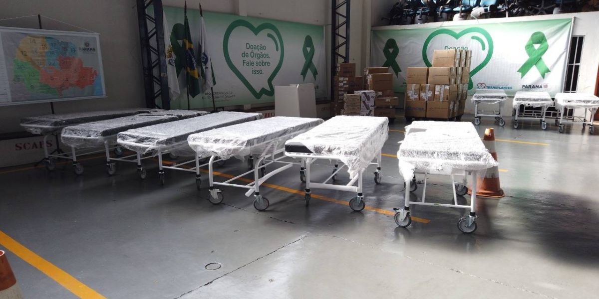 Hospital Universitário do Oeste recebe macas em doação feita pela Ecocataratas