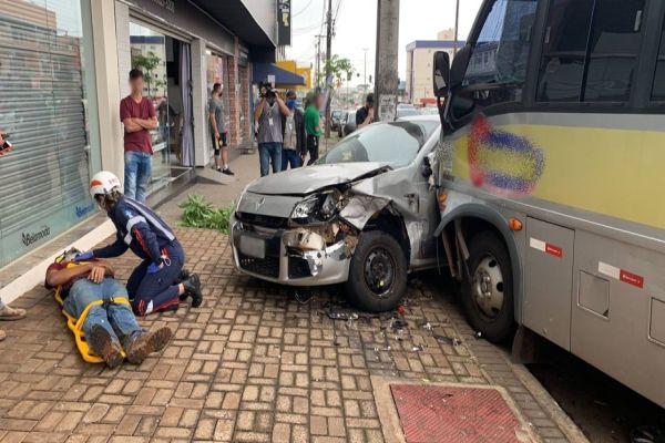 Três pessoas ficam feridas após forte colisão entre cinco veículos na Av. Carlos Gomes