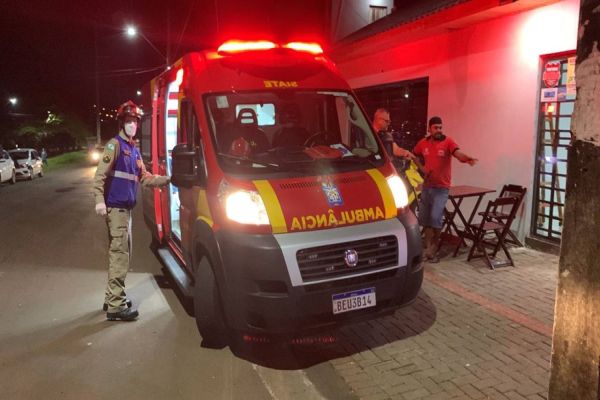 Imagem referente a notícia: Motociclista fica ferido após colisão de trânsito na Rua Poente do Sol