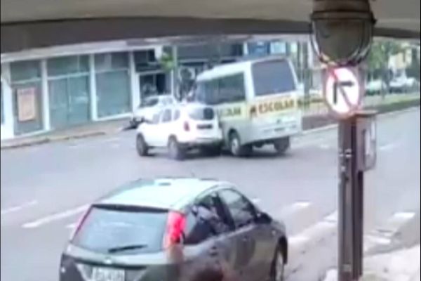 Imagem referente a notícia: Câmera de segurança registra acidente entre mini ônibus e outros três veículos na Av. Carlos Gomes