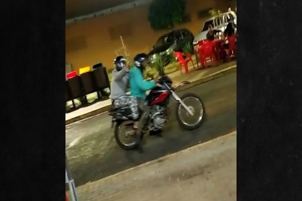 Assaltantes roubam com arma de brinquedo e são espancados pela população em Rondon