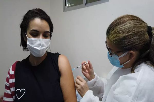 Servidores do Huop recebem dose de reforço contra a Covid-19