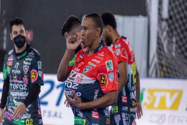 Com golaço de calcanhar, Cascavel Futsal conquista a sexta consecutiva