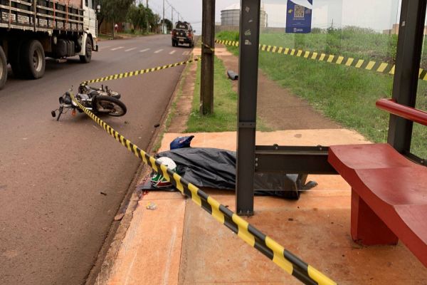Imagem referente a notícia: Motociclista morre após colidir violentamente contra ponto de ônibus no Bairro Floresta