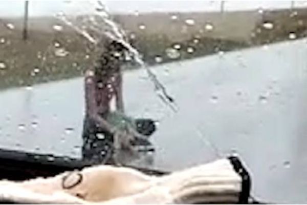 Perigo: Mulher é flagrada sentada no meio da rodovia em Assis Chateaubriand