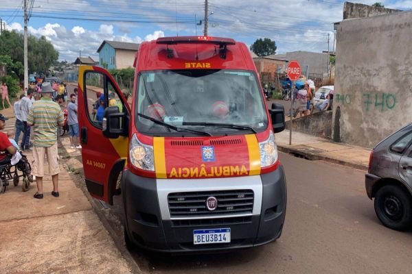 Homem sofre suspeita de fratura no ombro após colisão no Bairro Interlagos