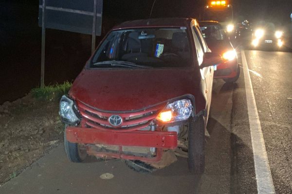 Após ser fechado por caminhão, Toyota Etios tomba na BR-277 em Cascavel