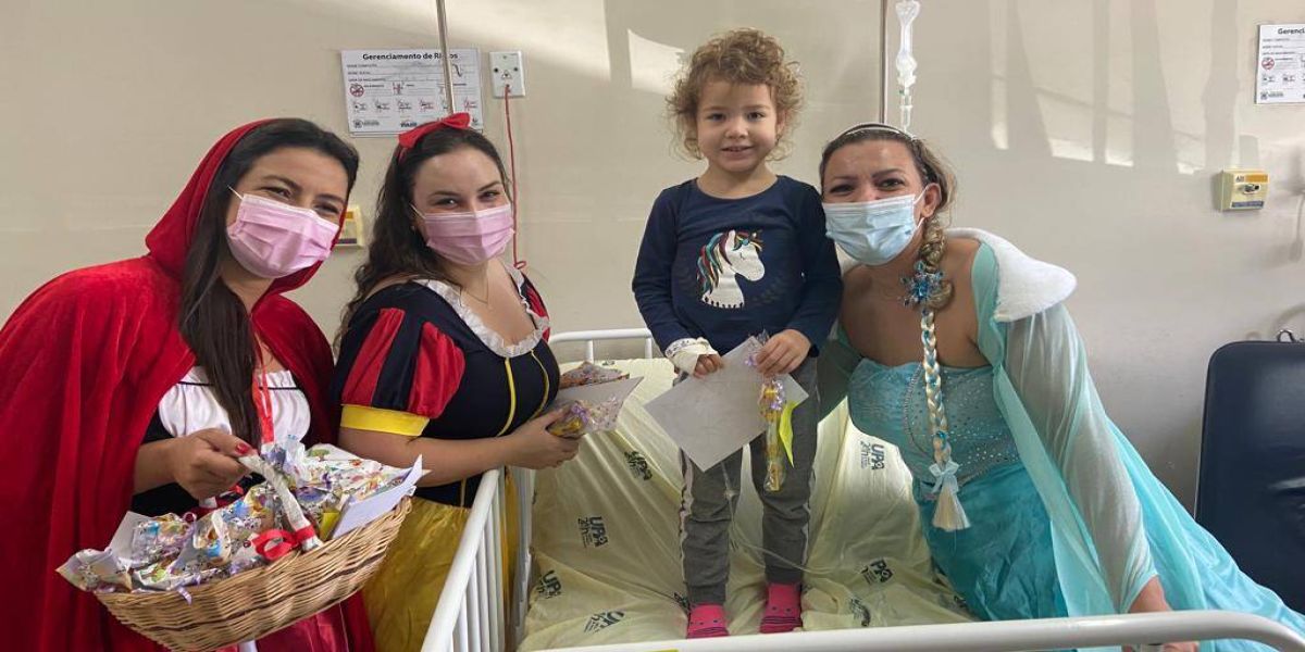 Frozen, Chapeuzinho Vermelho, Branca de Neve e Batman visitam crianças nas UPAs