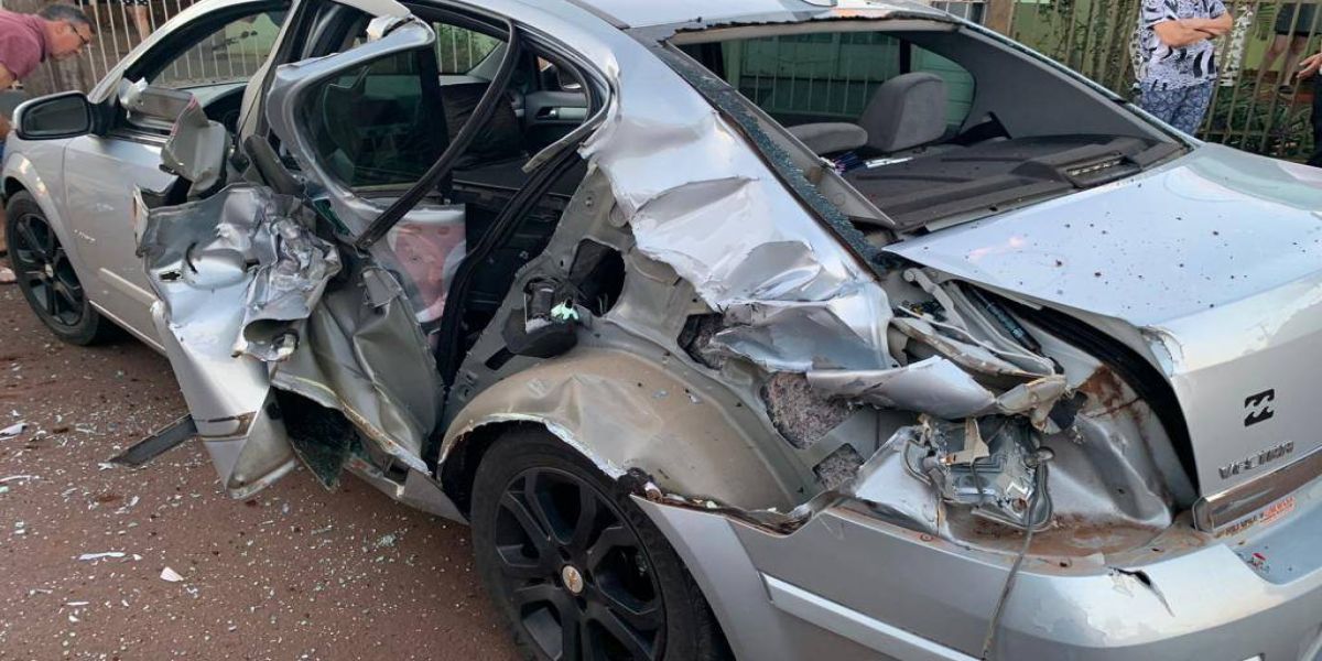 Trator com plantadeira bate em veículo parado e deixa criança ferida no centro de Nova Santa Rosa