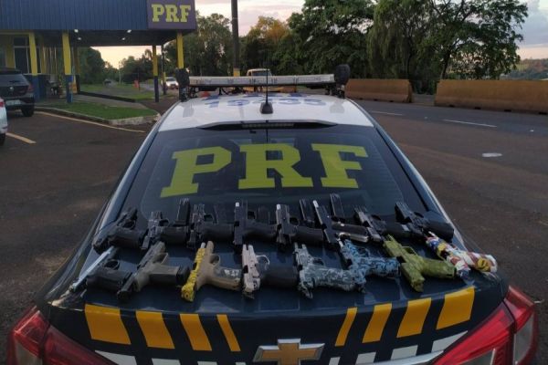PRF apreende arsenal de 16 pistolas e 20 carregadores ocultos no tanque de combustível na BR-277
