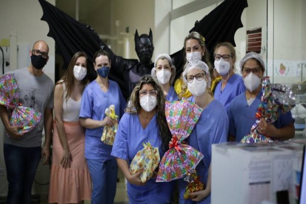 Dia das Crianças: Huop teve distribuição de pizzas, presentes e visita do Batman e Princesa Bela