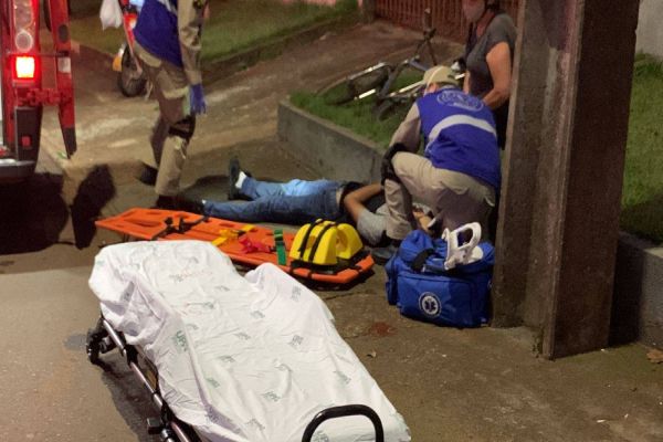 Ciclista é socorrido após queda na Rua Jacarezinho no Jardim Alvorada