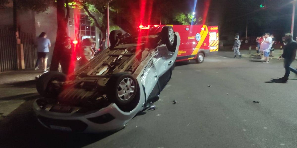 Forte colisão seguida de capotamento é registrada no centro de Cascavel