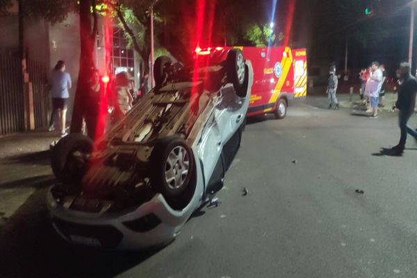 Forte colisão seguida de capotamento é registrada no centro de Cascavel