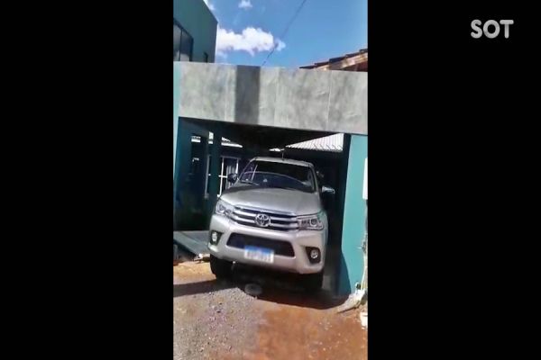 Imagem referente a notícia: Homem é detido após invadir a casa da sua ex-mulher em uma Hilux em Santa Tereza do Oeste