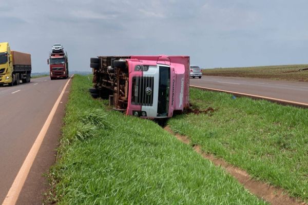 Imagem referente a notícia: Caminhão tomba após forte vento na rodovia BR-467 em Sede Alvorada