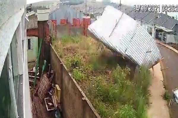 Imagem referente a notícia: Telhado inteiro é arrancado com a força do vento na região norte de Cascavel; Veja o flagrante