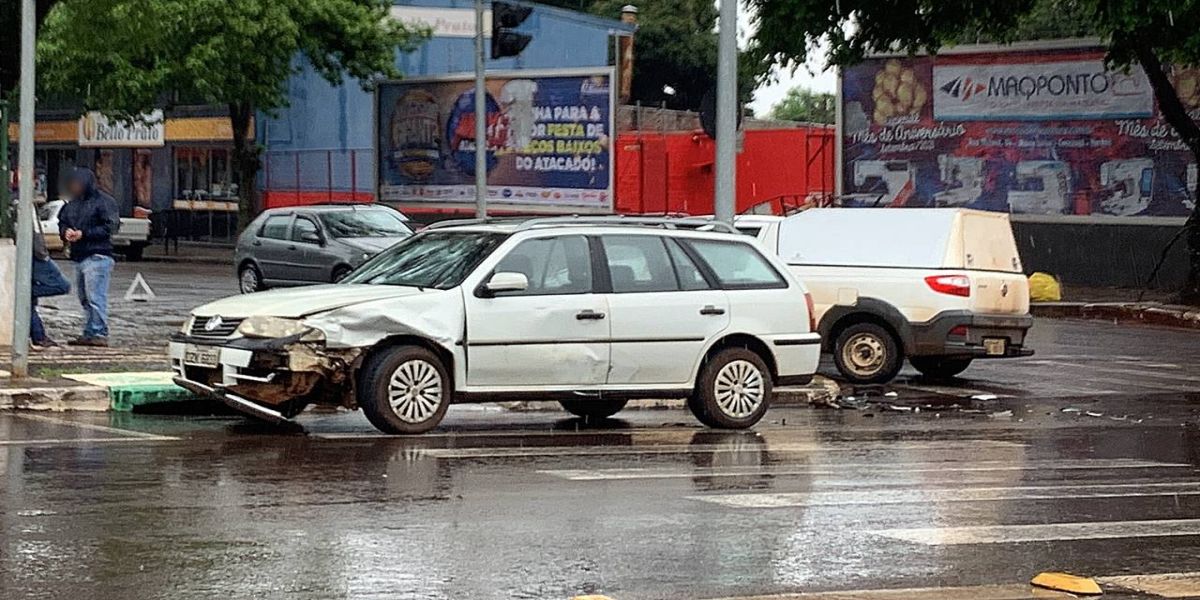 Carro sobe em calçada após forte colisão de trânsito na Avenida Brasil