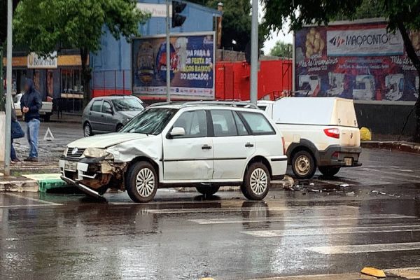 Carro sobe em calçada após forte colisão de trânsito na Avenida Brasil