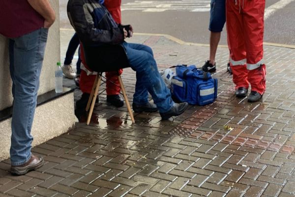 Imagem referente a notícia: Motociclista de 66 anos fica ferido após colisão de trânsito na Rua Osvaldo Cruz