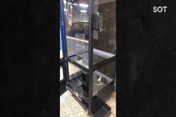 Imagem referente a notícia: Máquina de pegar ursinhos é furtada dentro de supermercado em Cascavel