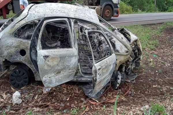 Carro pega fogo ao colidir em paredão de pedras em Pérola D' Oeste