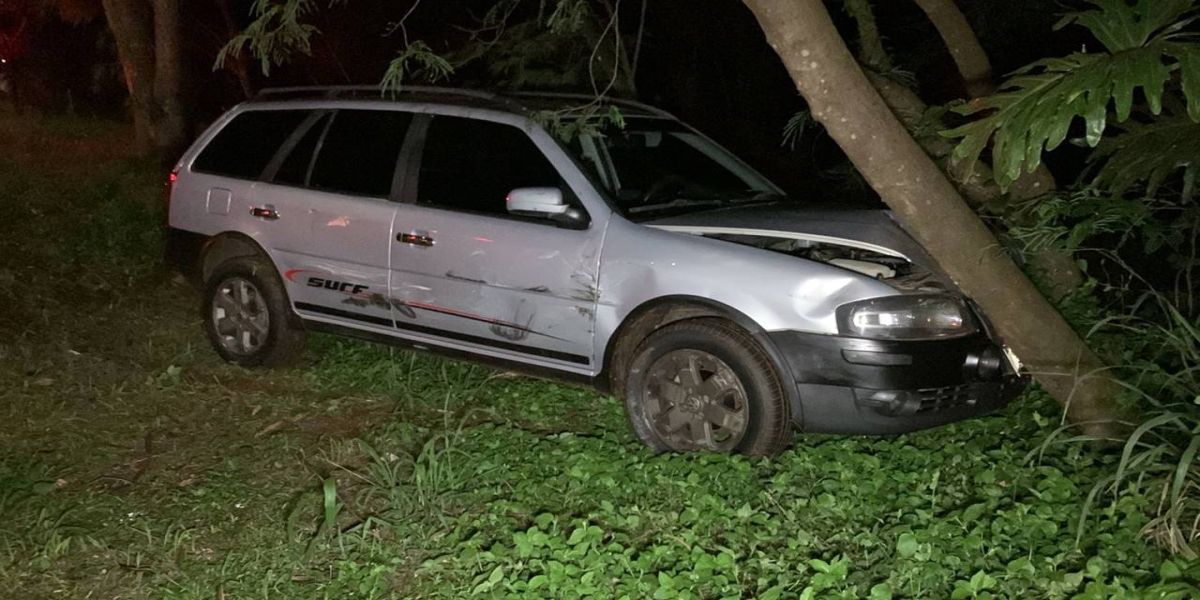 Após duas batidas, Parati cai em barranco e colide contra árvore na Rua Bom Jesus