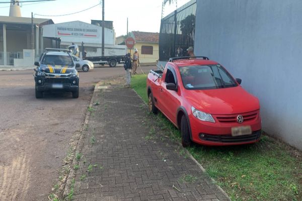 Saveiro foge de abordagem da PRF na BR-277 e só para após atingir muro de residência no Maria Luiza
